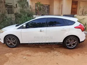 Ford Focus 2012 Blanc cassé