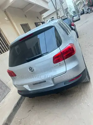 Volkswagen Tiguan S 4dr SUV (2.0L 4cyl Turbo 6A) 2015 Gris