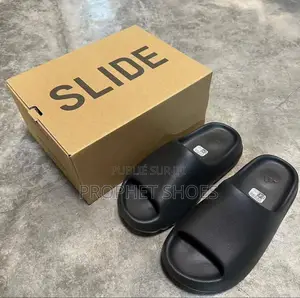 Photo - Sandale Crocs Et Yeezi Slides