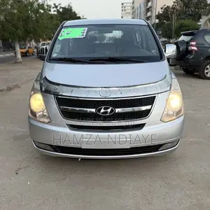 Photo - Hyundai Starex 2017 Gris