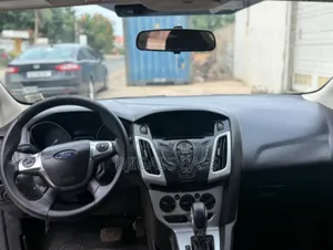 Ford Focus 2013 Blanc cassé