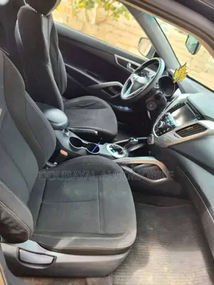 Photo - Hyundai Veloster 2016 Noir Mat