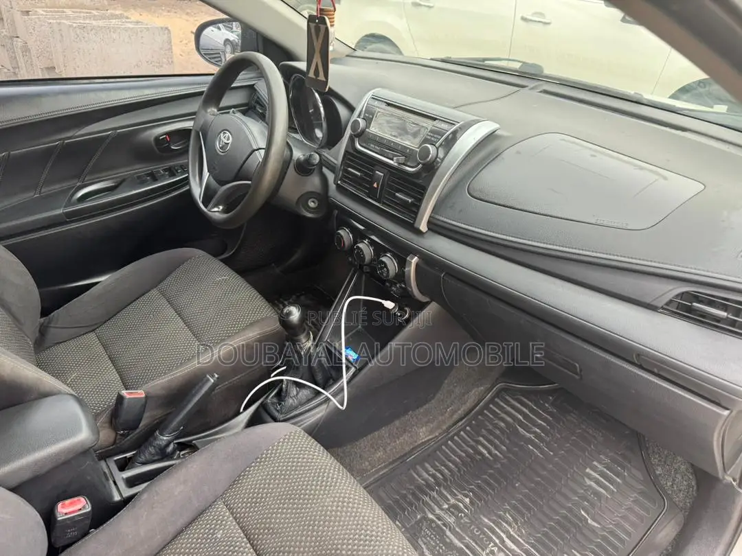 Toyota Yaris 2017 Gris