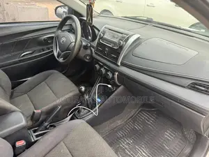 Toyota Yaris 2017 Gris