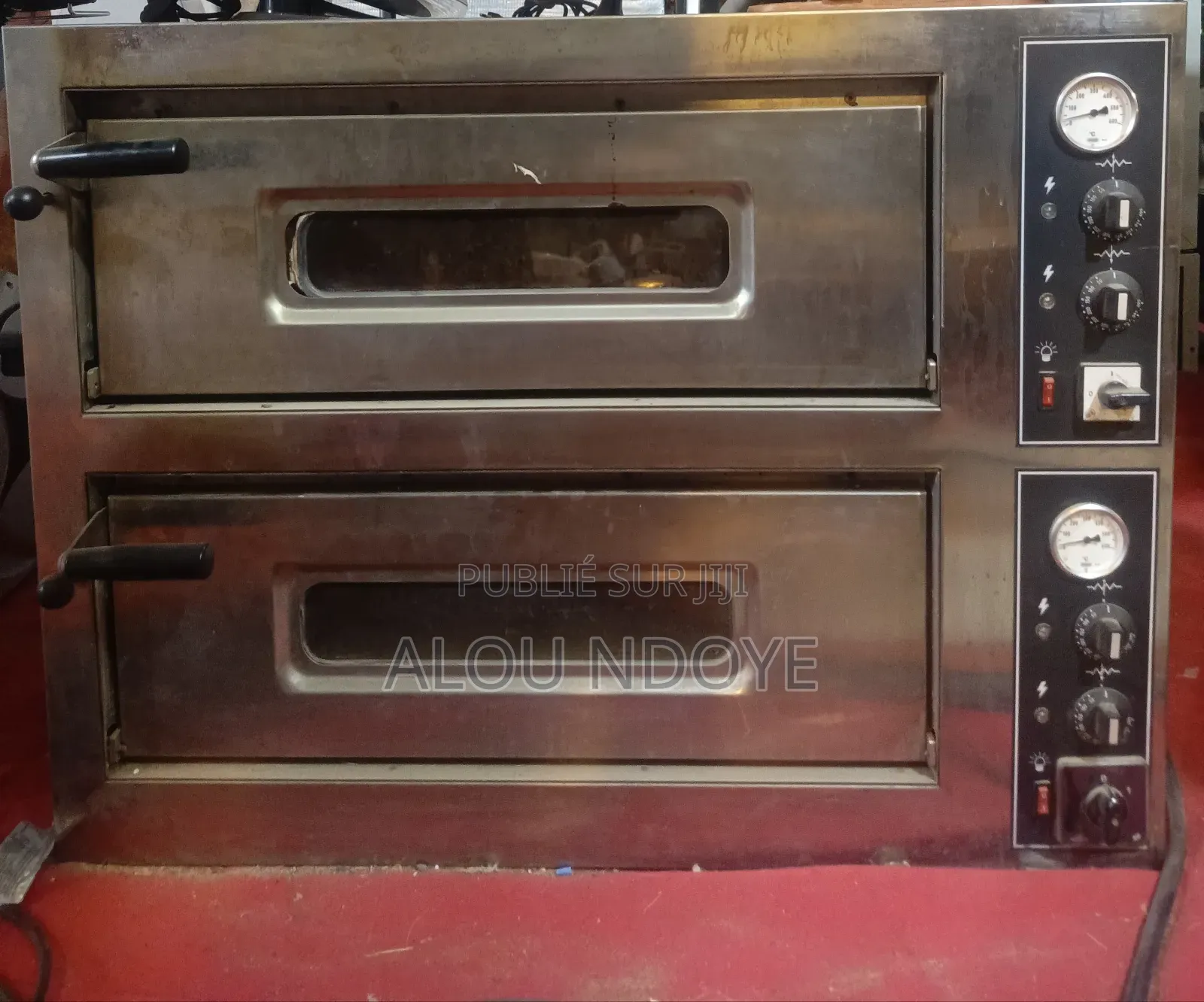 Four Pizza Avec Table