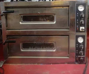 Photo - Four Pizza Avec Table