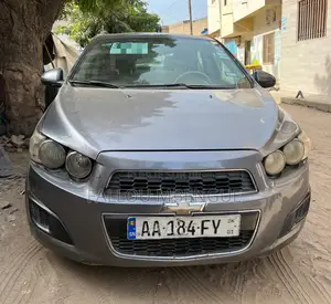 Photo - Chevrolet Sonic 2015 Gris