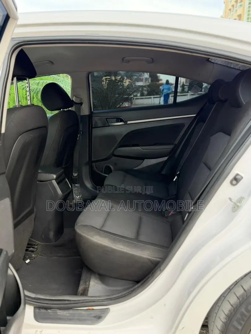 Hyundai Elantra SE Sedan FWD (2.0L 4cyl 6M) 2017 Black