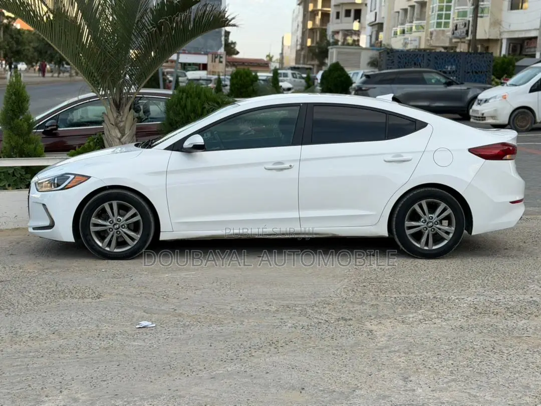 Hyundai Elantra SE Sedan FWD (2.0L 4cyl 6M) 2017 Black