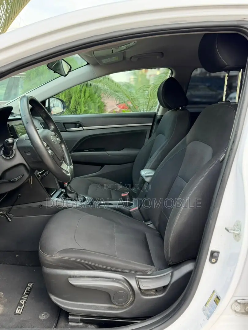 Hyundai Elantra SE Sedan FWD (2.0L 4cyl 6M) 2017 Black