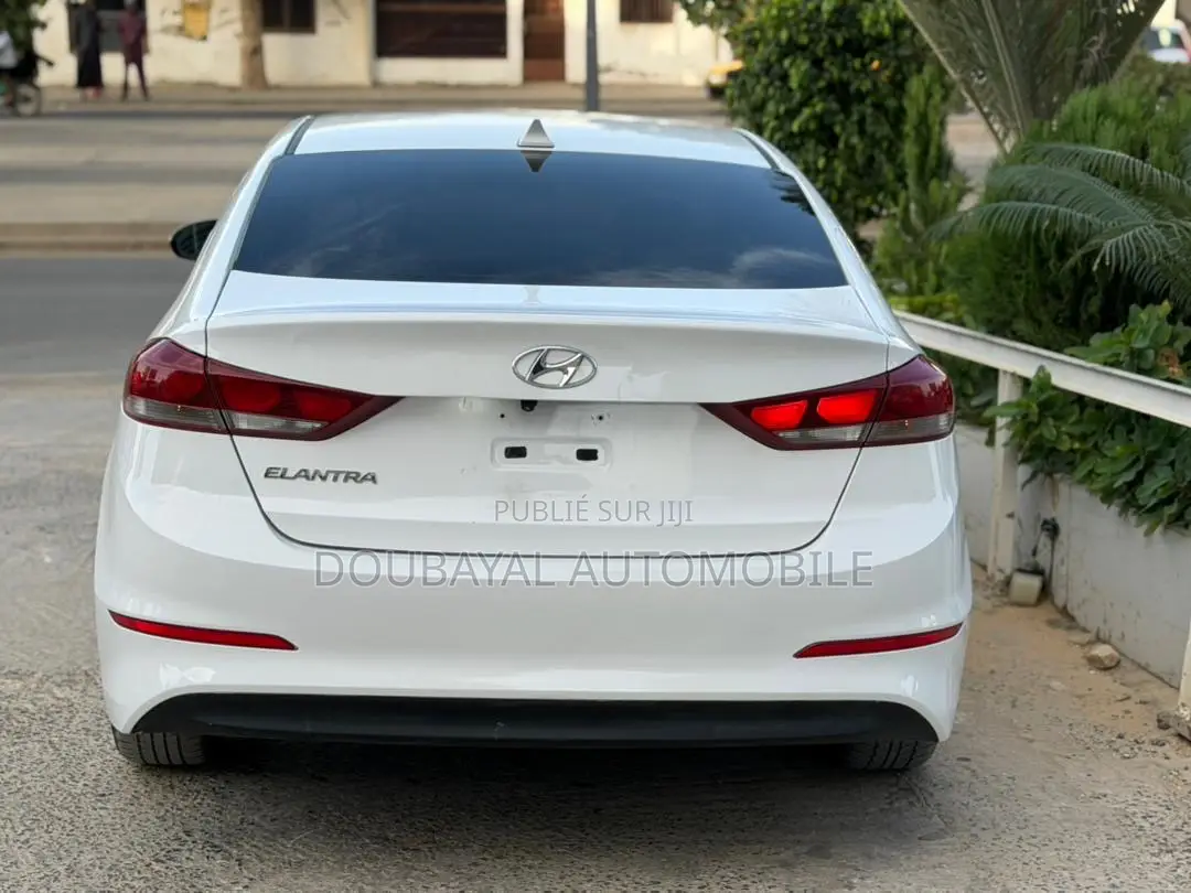 Hyundai Elantra SE Sedan FWD (2.0L 4cyl 6M) 2017 Black