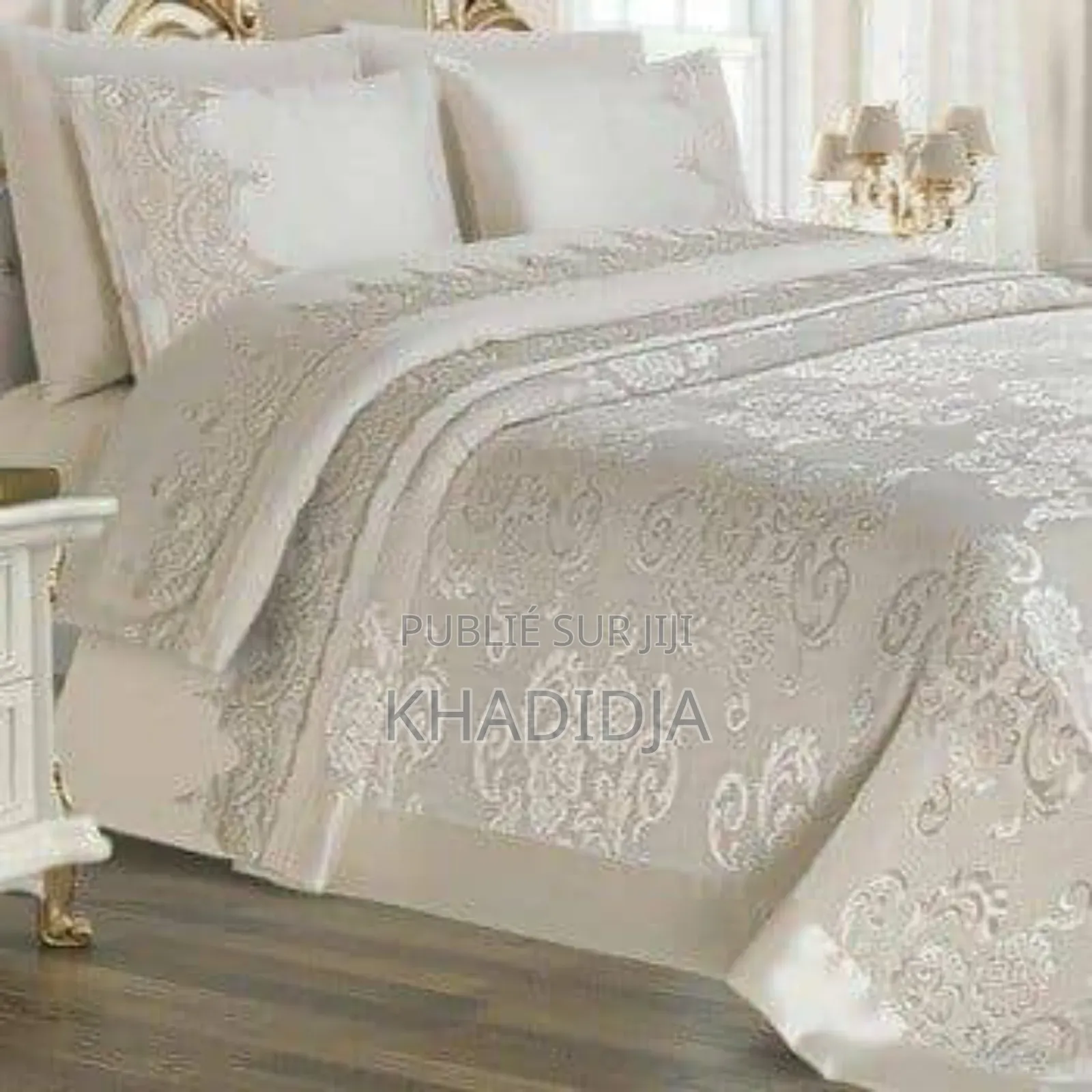 Parure De Lit Élégante en Satin Brodé – Beige Ivoire