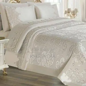 Parure De Lit Élégante en Satin Brodé – Beige Ivoire