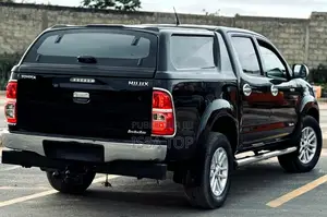 Toyota Hilux 2016 Black