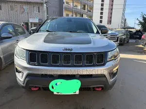 Photo - Jeep Cherokee 2018 Gris