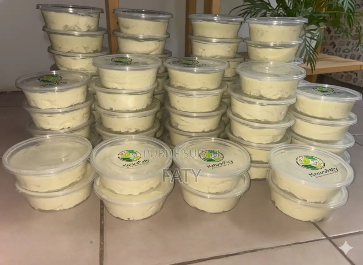 Beurre De Karite Mélanger Avec Des Huiles Essentielles