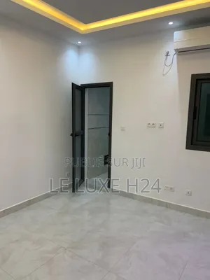 2chbre Appartement dans Apparemment F3, Yoff à Louer