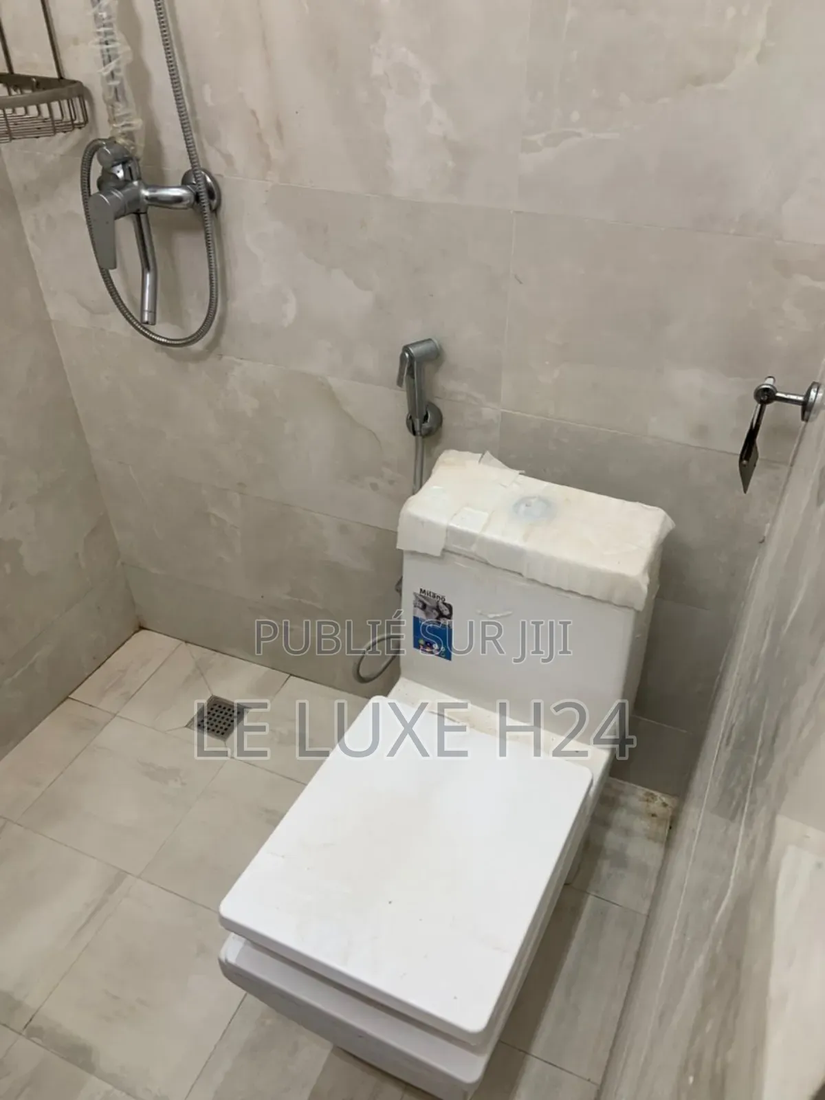 2chbre Appartement dans Apparemment F3, Yoff à Louer