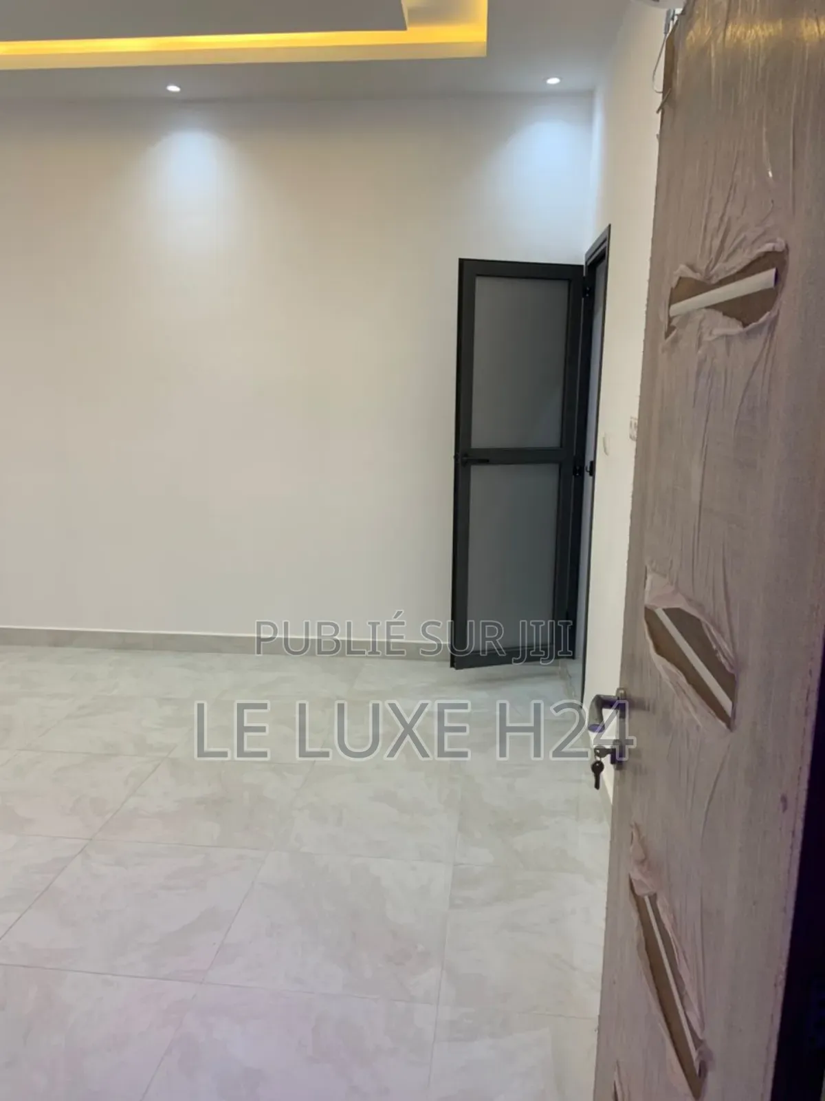 2chbre Appartement dans Apparemment F3, Yoff à Louer