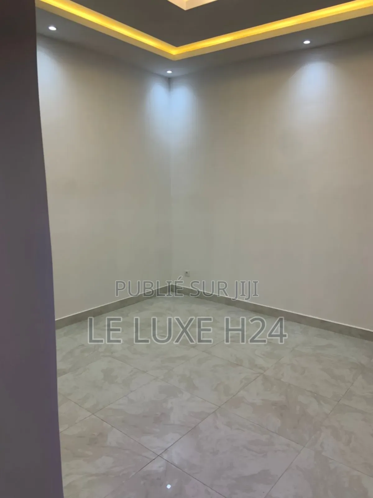 2chbre Appartement dans Apparemment F3, Yoff à Louer