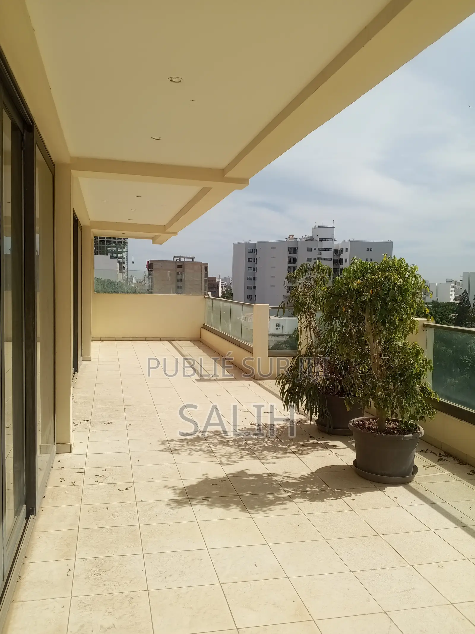 5chbre Duplex dans Salih-Immo, Fann-Point E-Amitié à Louer