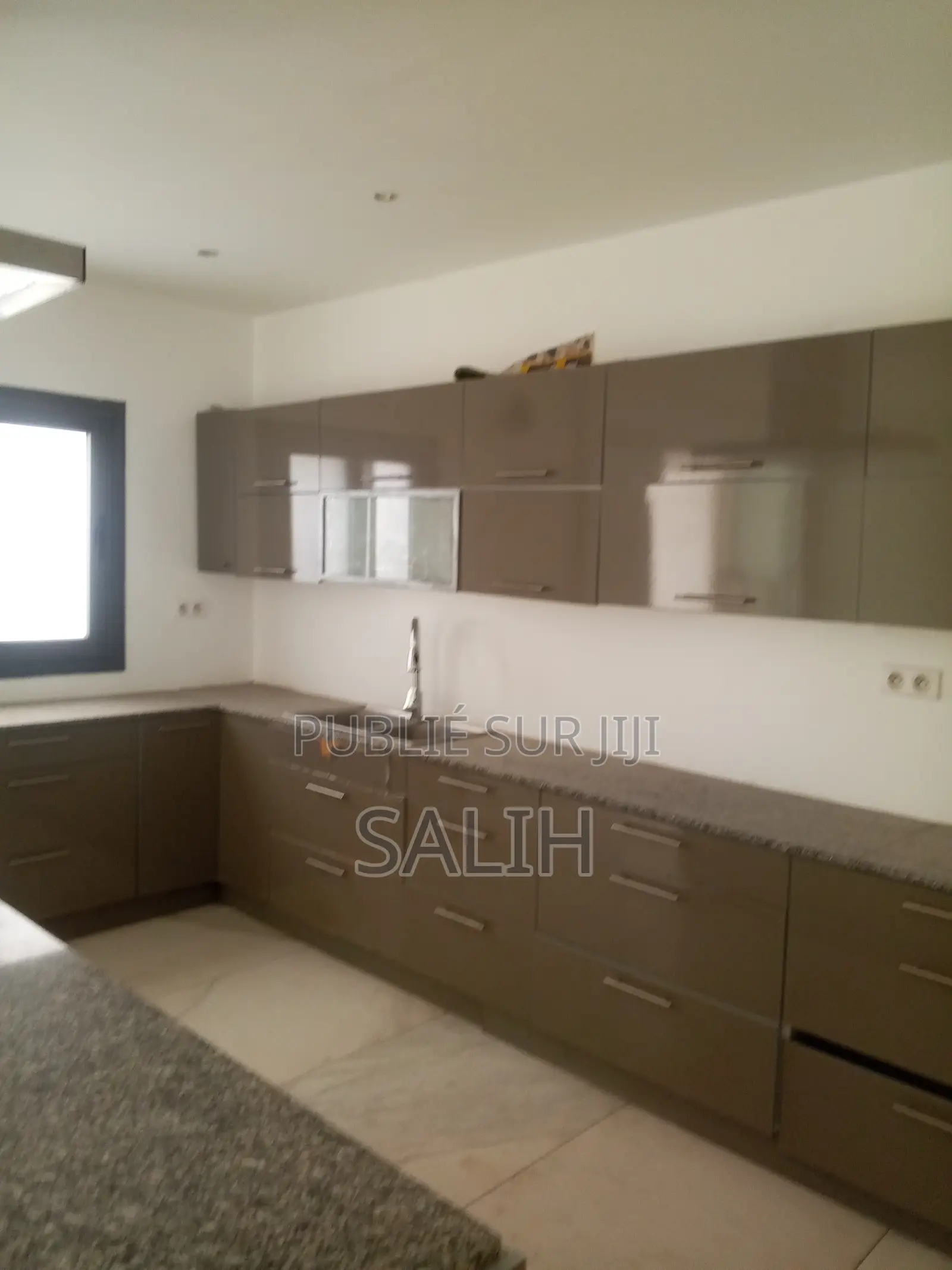 5chbre Duplex dans Salih-Immo, Fann-Point E-Amitié à Louer