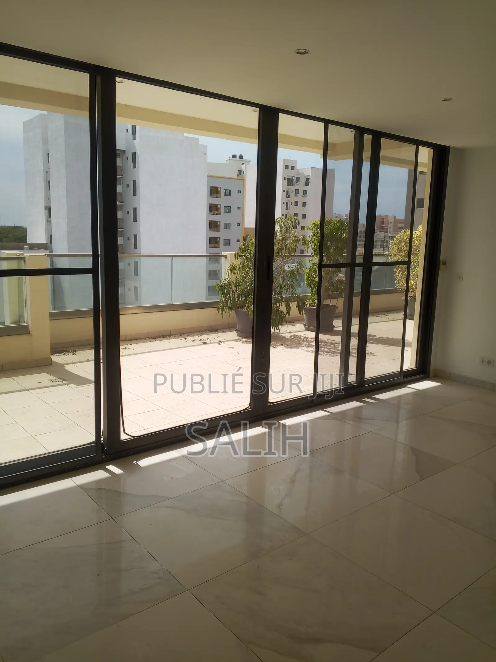 5chbre Duplex dans Salih-Immo, Fann-Point E-Amitié à Louer