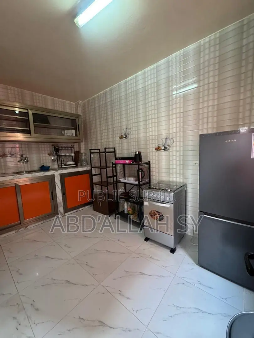 Furnished 3chbre Appartement dans Sicap-Liberté à Louer
