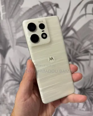 Photo - New Motorola Edge 50 Pro 256 GB Jaune