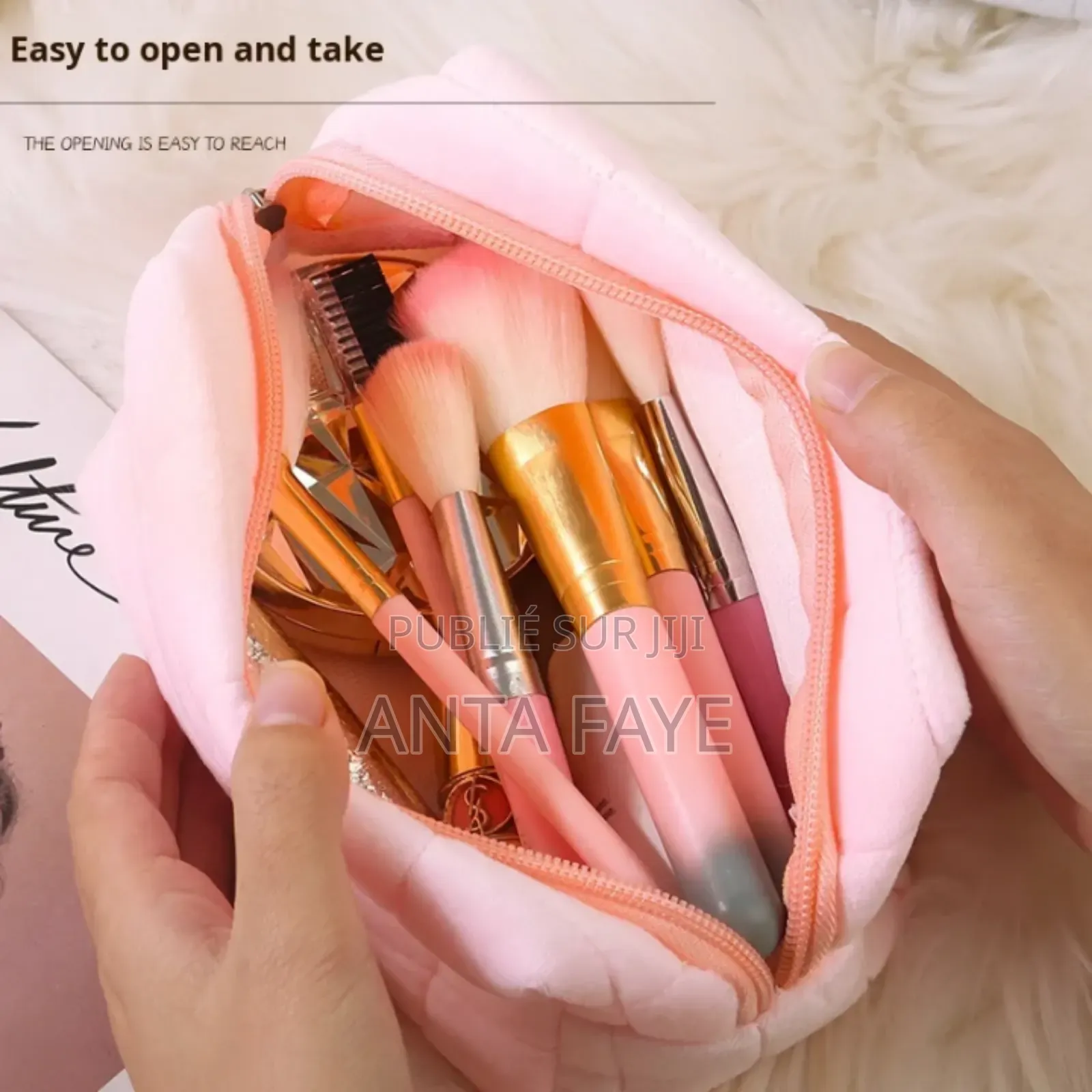 Troisse De Maquillage