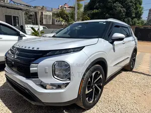 Photo - Mitsubishi Outlander 2022 Blanc