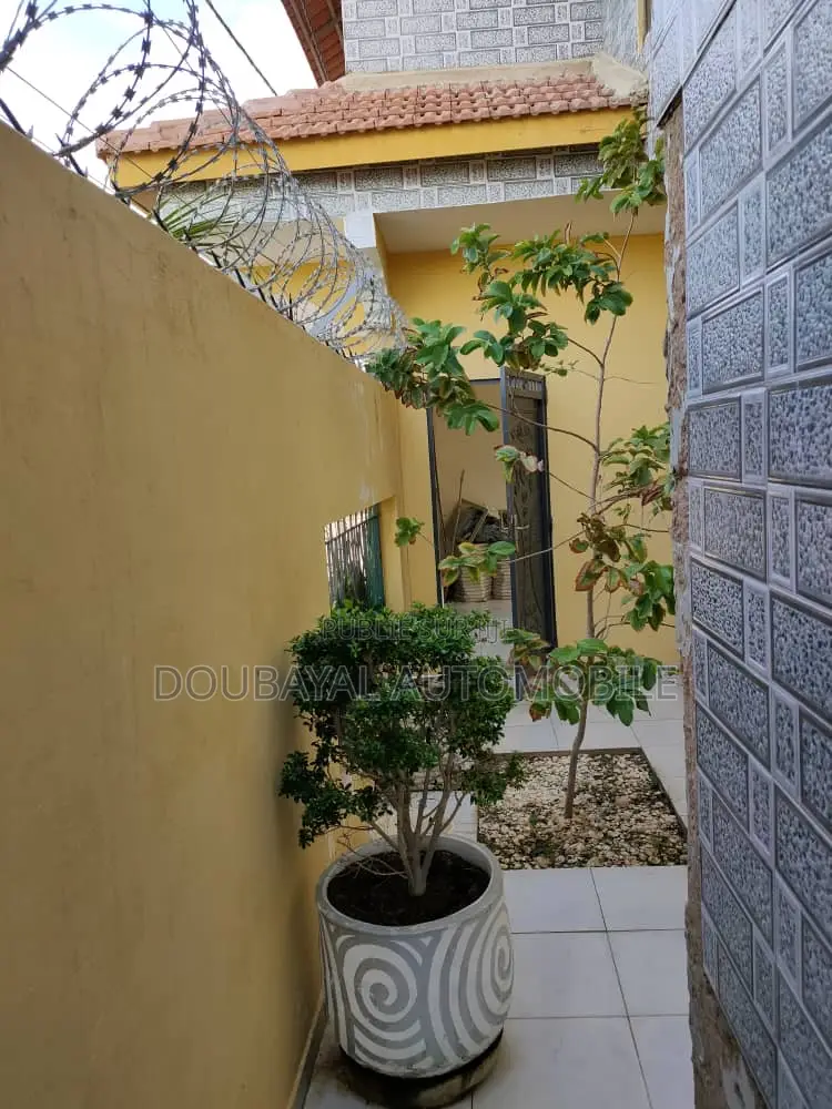 3chbre Villa dans Nouvelle Karthié, Thiès Sud à Vendre