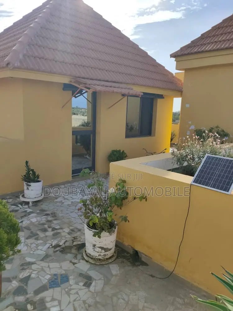 3chbre Villa dans Nouvelle Karthié, Thiès Sud à Vendre