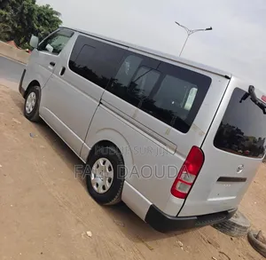 Toyota HiAce 2016 Gris