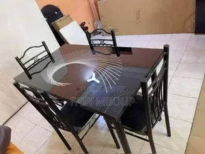 Photo - Table À Manger Avec Quatre Chaises