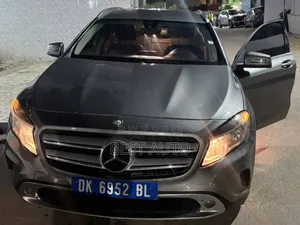 Photo - Mercedes-Benz GLA 250 2015 Gris