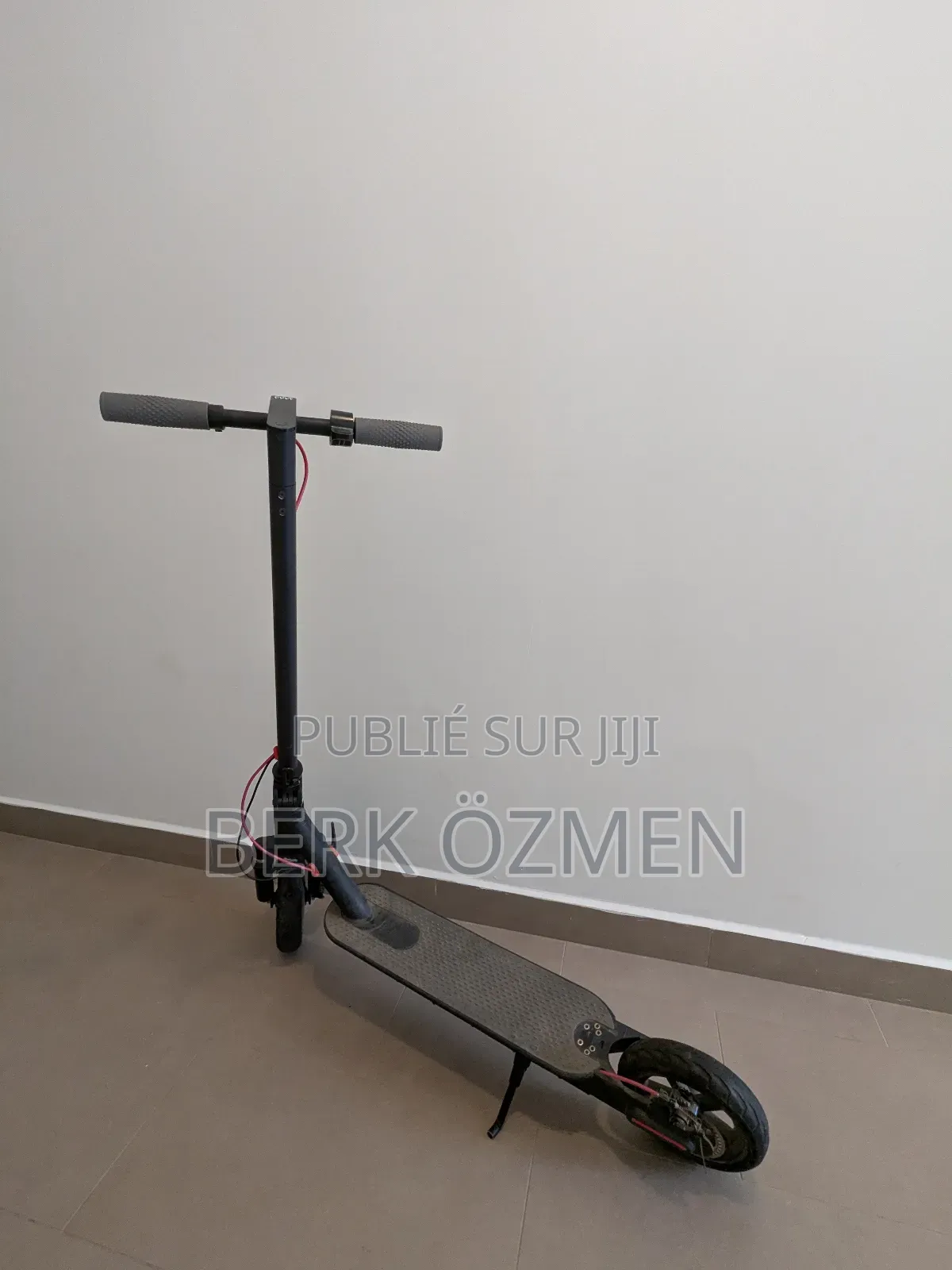 Trotinette Electrique (Ça Ne Marche Pas Car Il N'a Pas De Batterie)