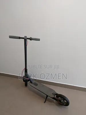 Trotinette Electrique (Ça Ne Marche Pas Car Il N'a Pas De Batterie)