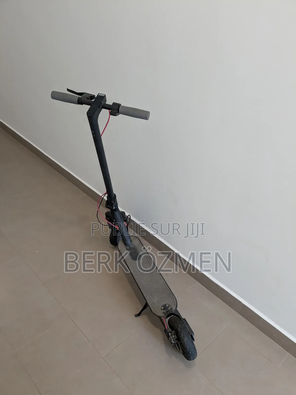 Trotinette Electrique (Ça Ne Marche Pas Car Il N'a Pas De Batterie)