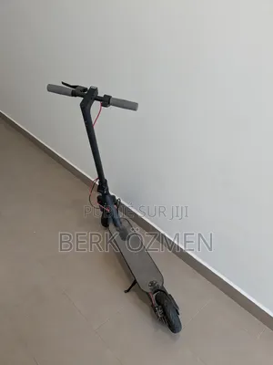 Trotinette Electrique (Ça Ne Marche Pas Car Il N'a Pas De Batterie)