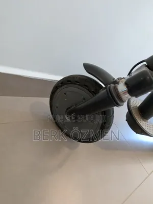 Trotinette Electrique (Ça Ne Marche Pas Car Il N'a Pas De Batterie)