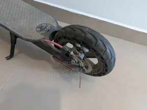 Trotinette Electrique (Ça Ne Marche Pas Car Il N'a Pas De Batterie)