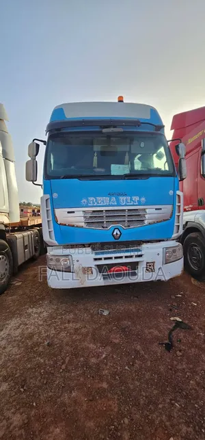 Photo - 5 Camions Renault Année 2013 8 Roues Direction Droite