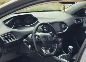 Photo - Peugeot 308 2017 Gris