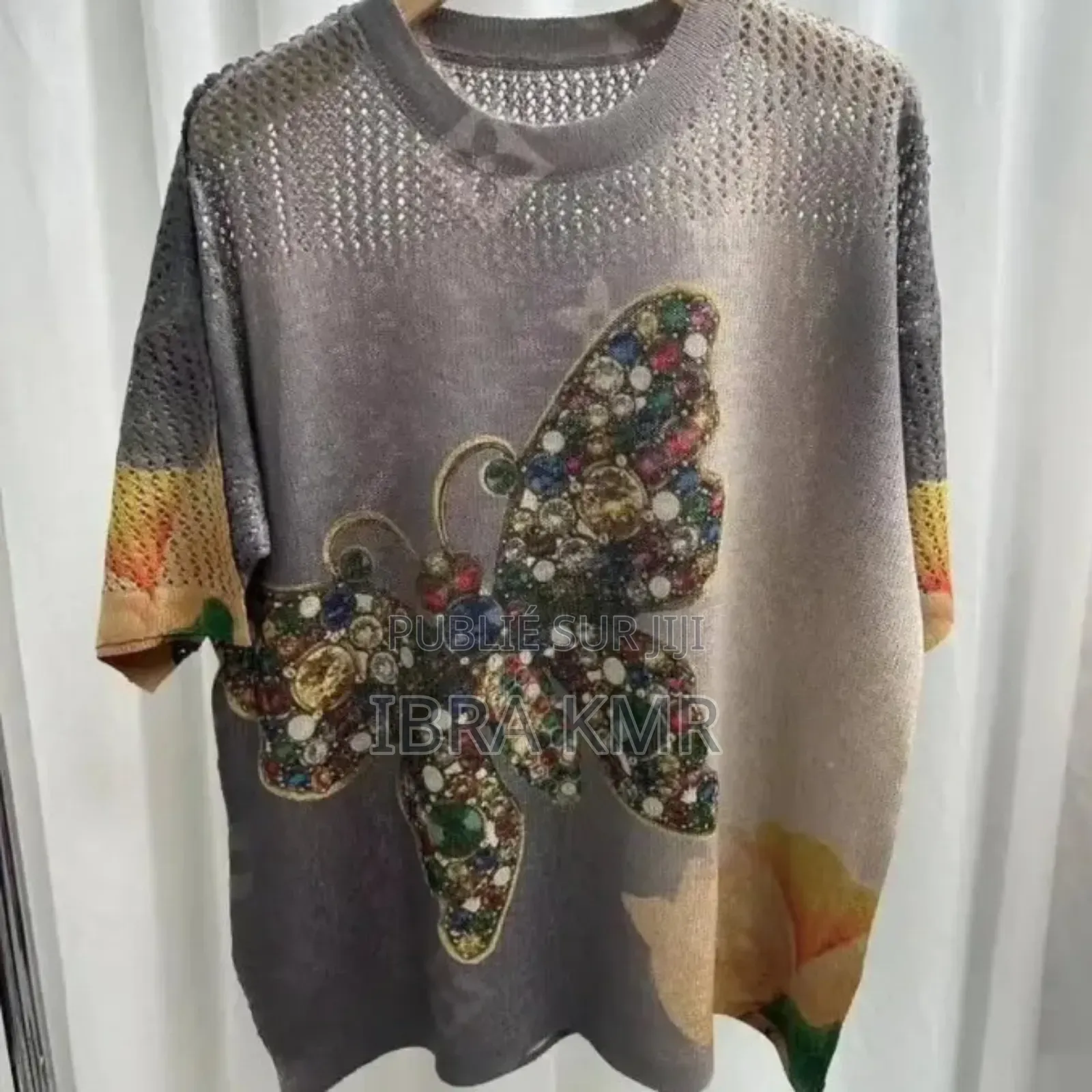 Le Haut Du T-Shirt Présente Un Motif Ajouré Élégant,