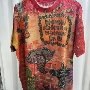 Photo - Le Haut Du T-Shirt Présente Un Motif Ajouré Élégant,