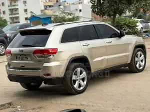 Photo - Jeep Grand Cherokee SRT 4dr 4x4 2016 Beige