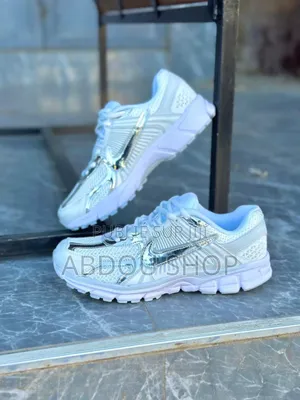 Photo - Nike Vomero 5 Disponible