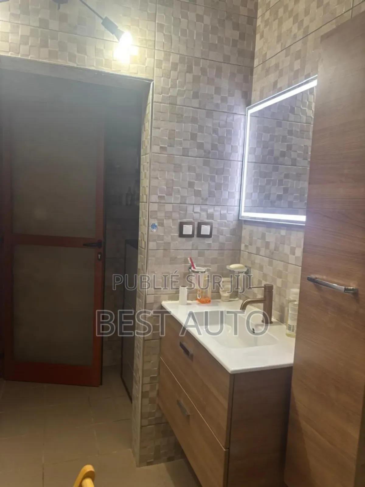 Furnished 9chbre Maison dans Rufisque à Vendre