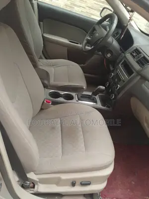 Ford Focus S Sedan FWD (2.0L 4cyl 5M) 2012 Gris